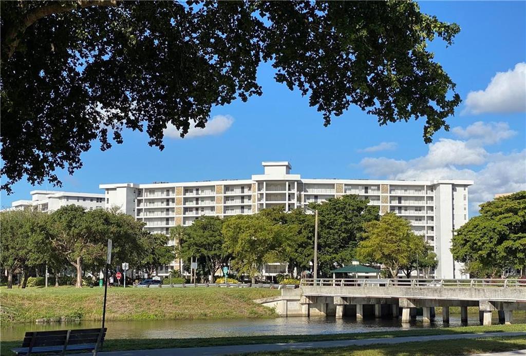 NO 105 PALM-AIRE COUNTRY CLUB - Residential