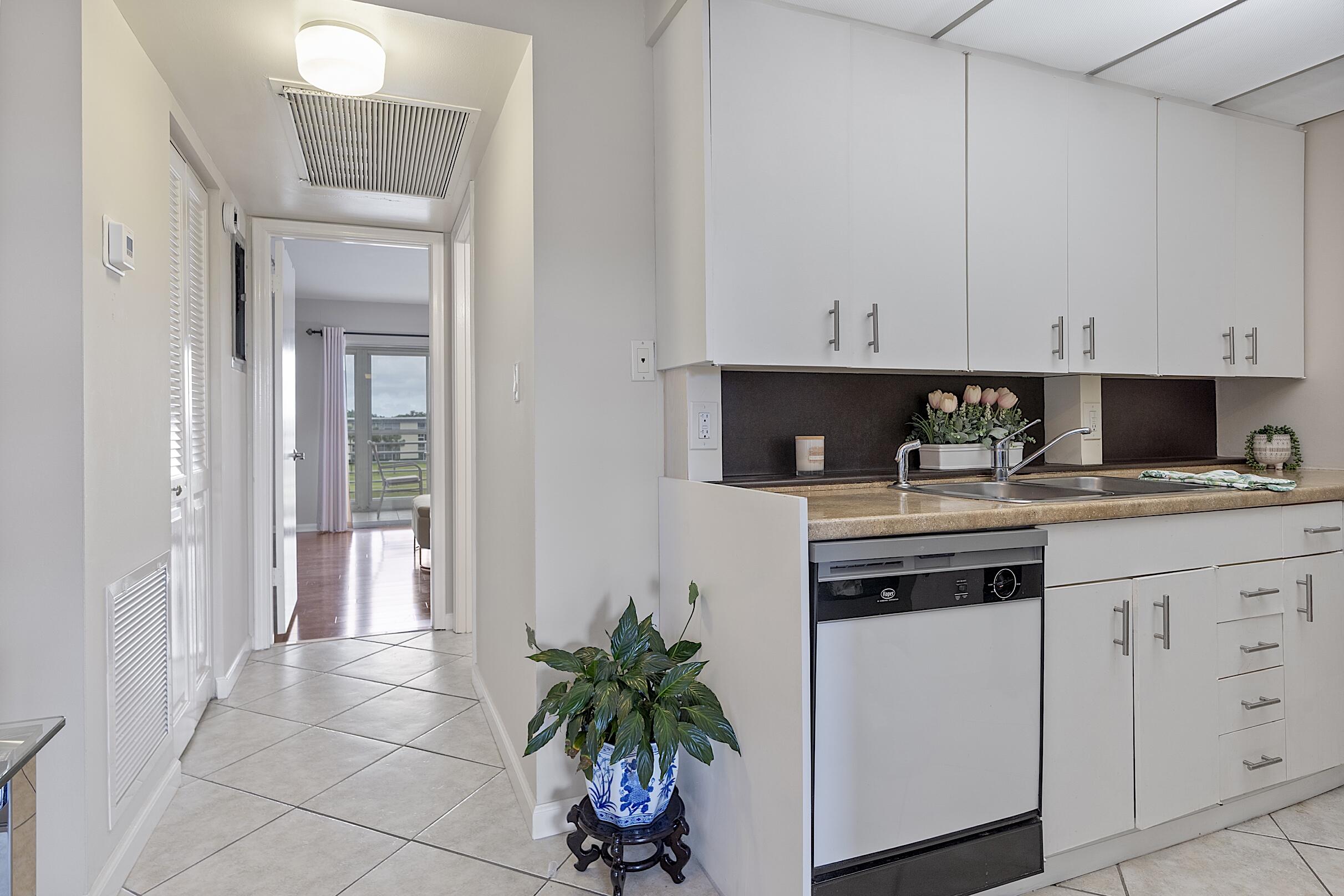 VICTORIA VILLAGE J CONDO - Residential