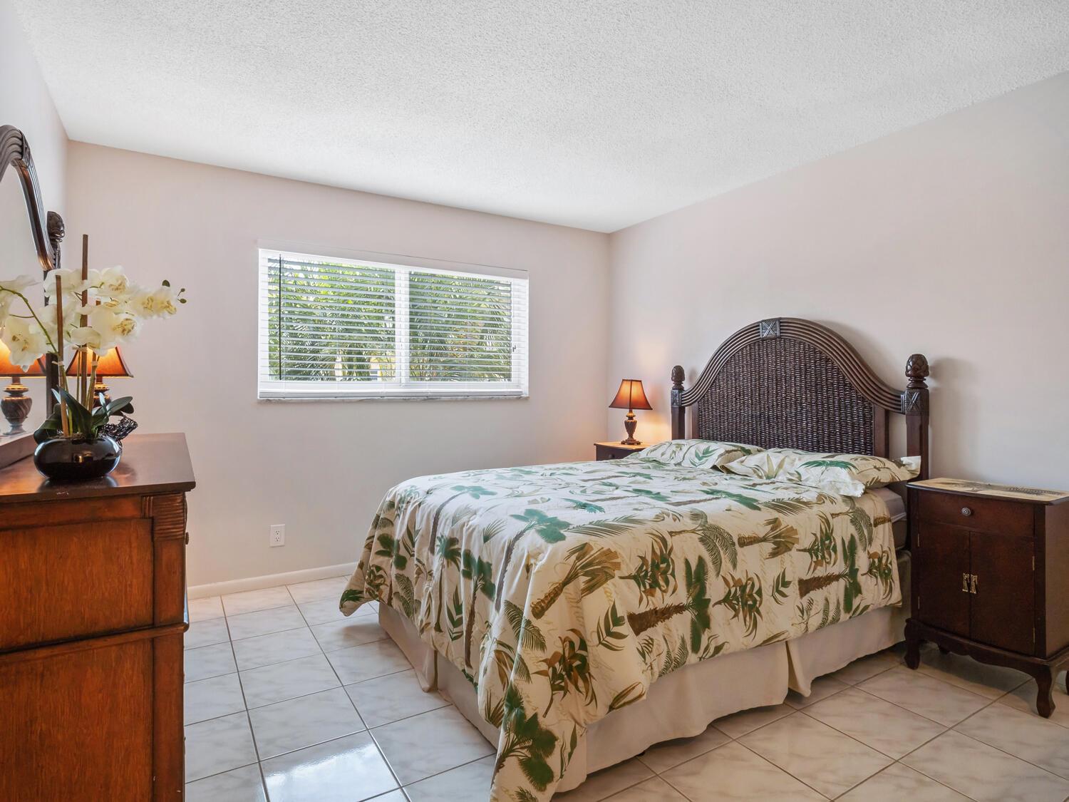 LAKESIDE VILLAGE CONDO 7 - Residential