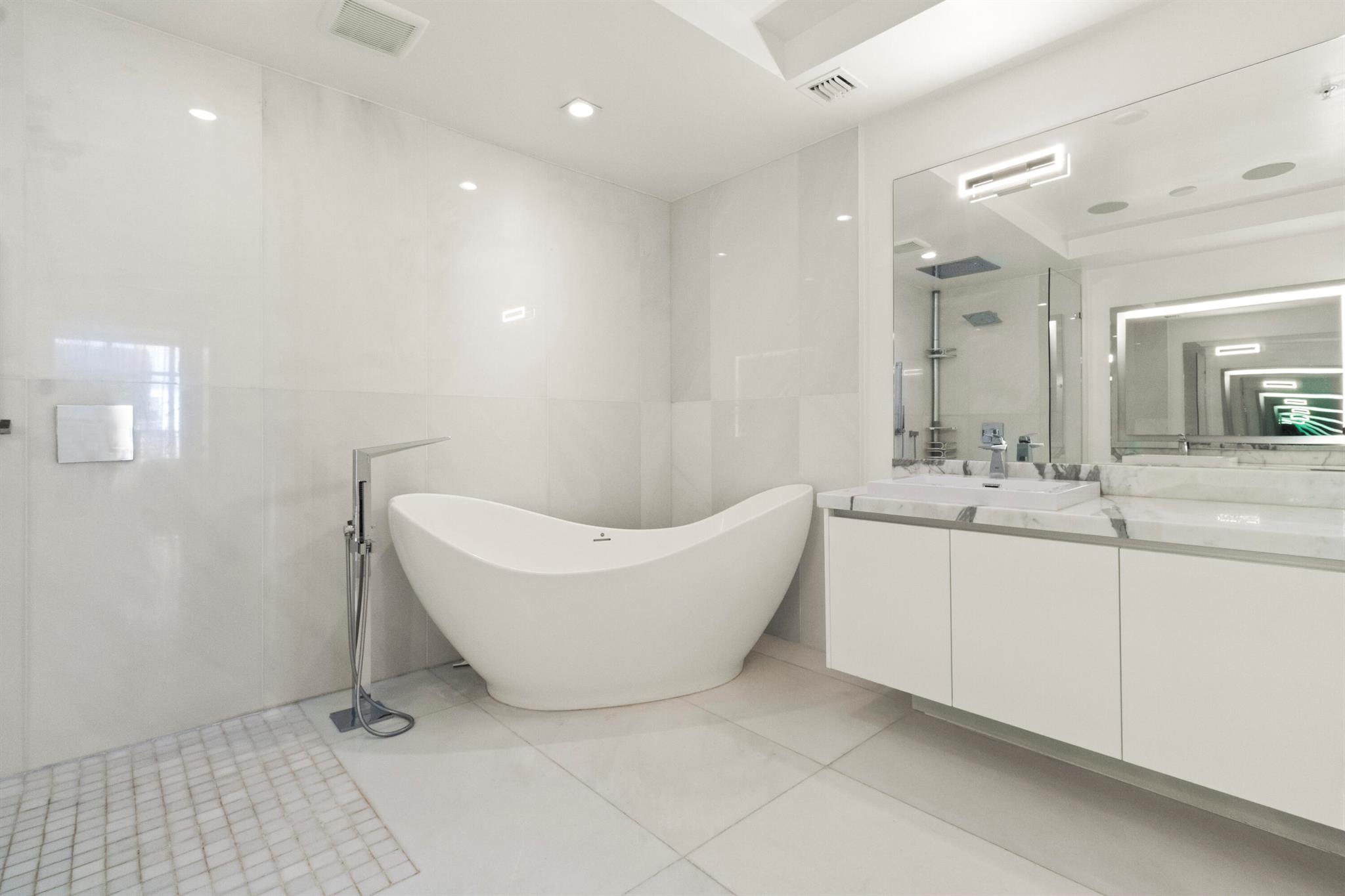 PARQUE TOWERS CONDO - Residential Lease