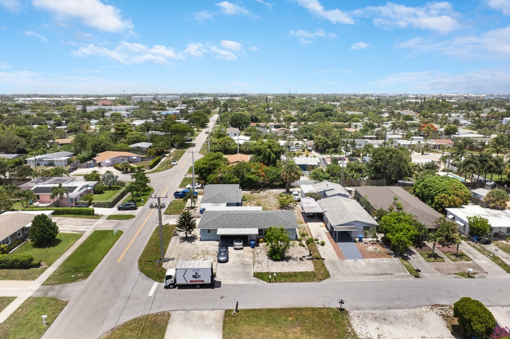 Photo of 516 S Arnold Avenue, Lantana, FL 33462 (MLS # B26067054)