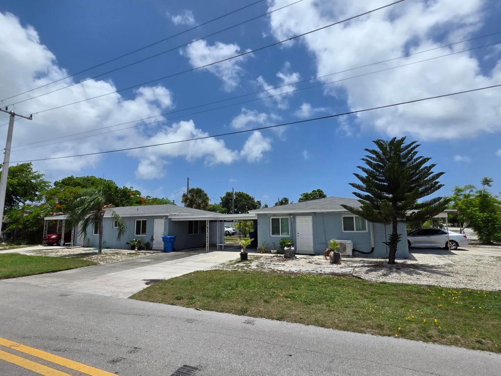 Photo of 516 S Arnold Avenue, Lantana, FL 33462 (MLS # B26067054)