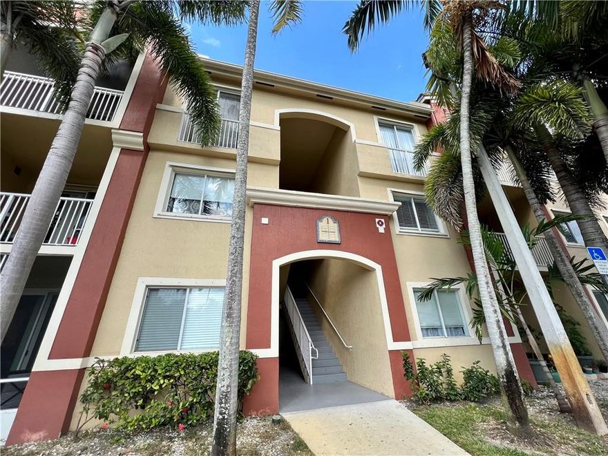 FRESHLY PAINTED/CHARMING... 3 bedroom/2 bath with living room and dining room. Split floor plan, Master suite with walk in closet located on one side of condo and 2 bedrooms sharing a bath on the other side. In the heart of Davie... close to all major highways (I-595, turnpike and I-95), restaurants, shopping, and colleges (FAU, BCC & Nova University). Dolphin training camp near by. Adjacent to a delightful park for children, as well as a walking trail.**CATS OK...NO DOGS ALLOWED**