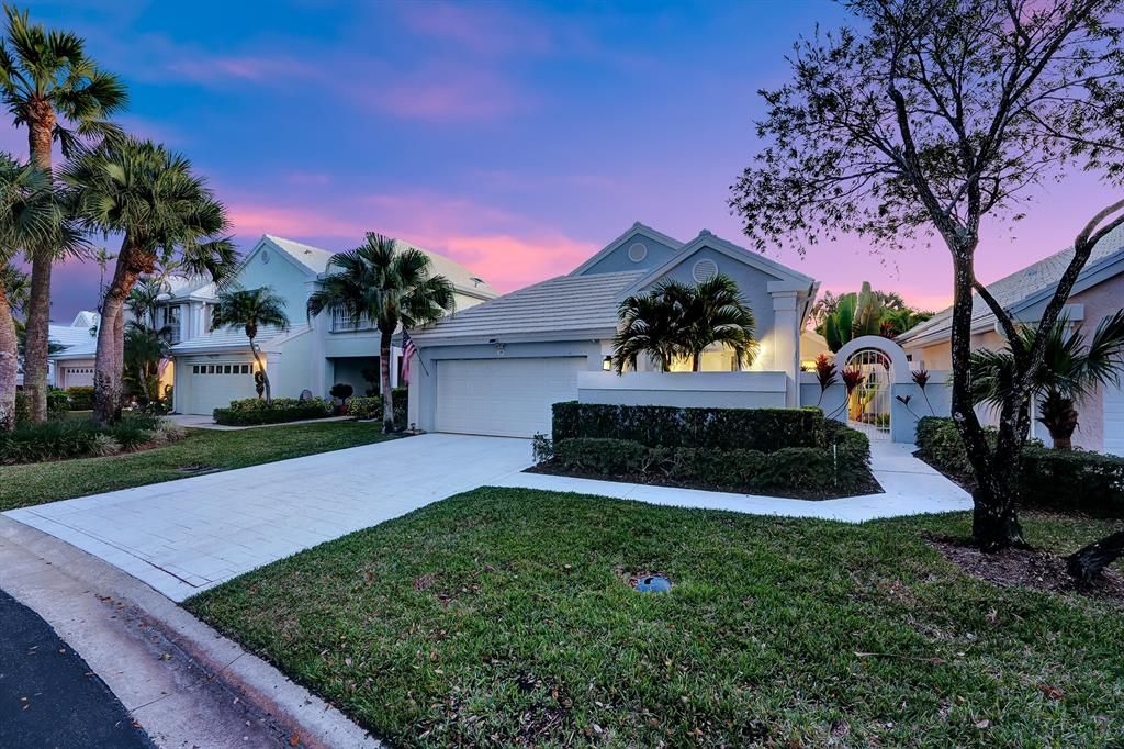 Photo of 39 Dorchester Circle Cir, Palm Beach Gardens, FL 33418 (MLS # R10766666)