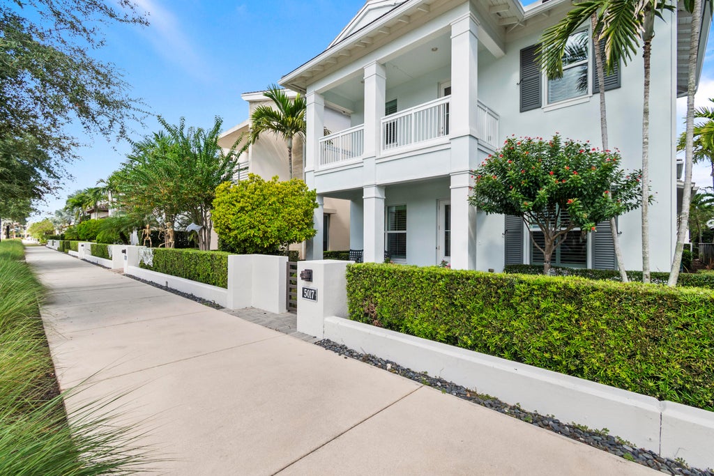 Photo of 5017 Grandiflora Road, Palm Beach Gardens, FL 33418 (MLS # B26088340)