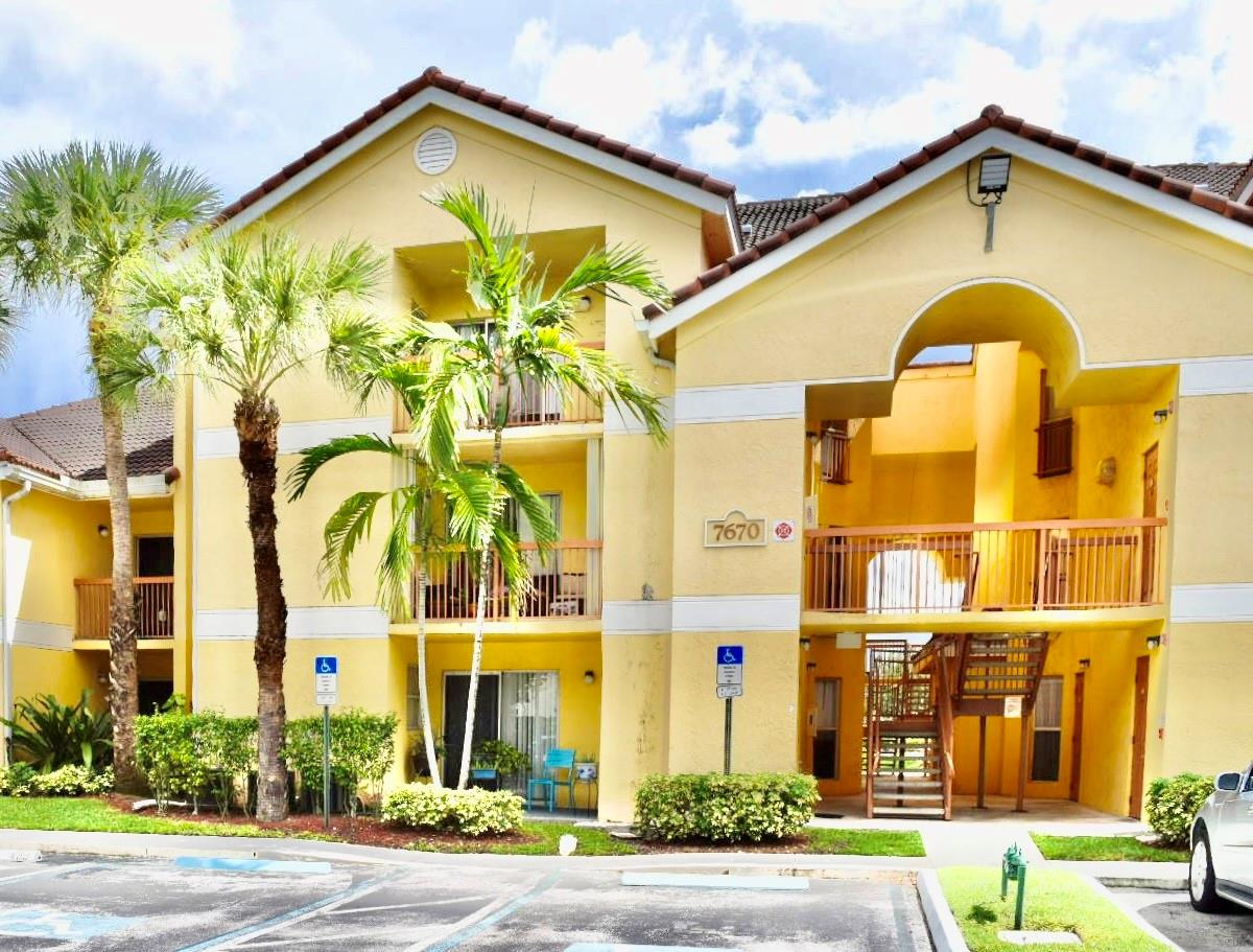 Step into comfort in this beautifully maintained 2-bed, 2-bath condo in South Palm Place. The open layout features vaulted ceilings, abundant natural light, and an updated kitchen perfect for entertaining. Enjoy two private balconies, spacious bedrooms, and in-unit full-size washer/dryer.
This pet-friendly community offers a resort-style pool, fitness center, tennis courts, and walking paths. Located near parks, shopping, dining, and major highways for ultimate convenience.
Bonus: Community upgrades underway include metal roofing, concrete restoration, and exterior painting— Ideal for first-time buyers or investors!