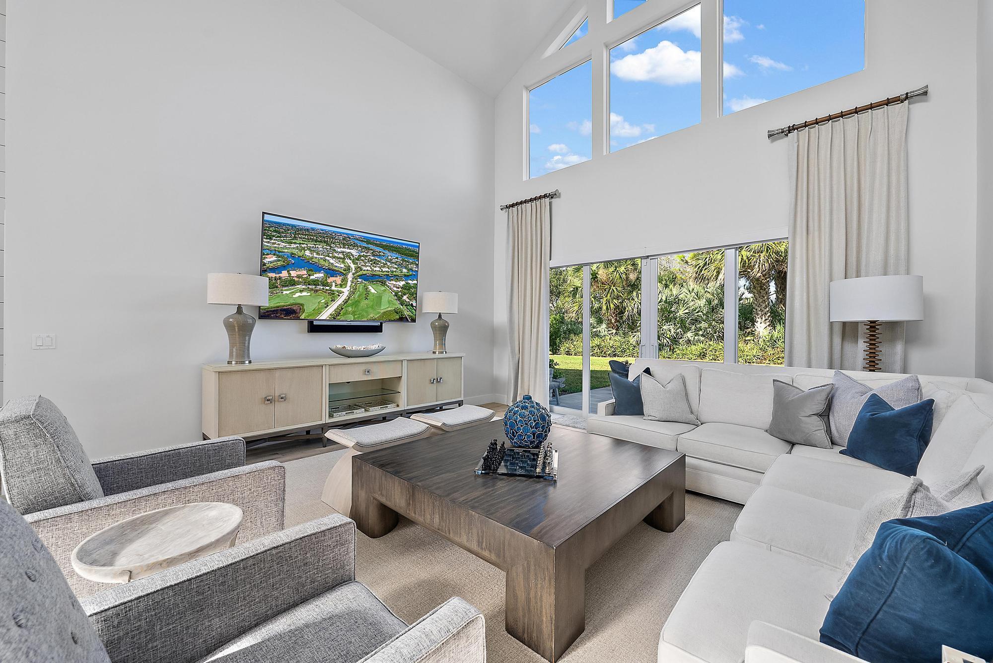JUPITER HILLS VILLAGE - Residential