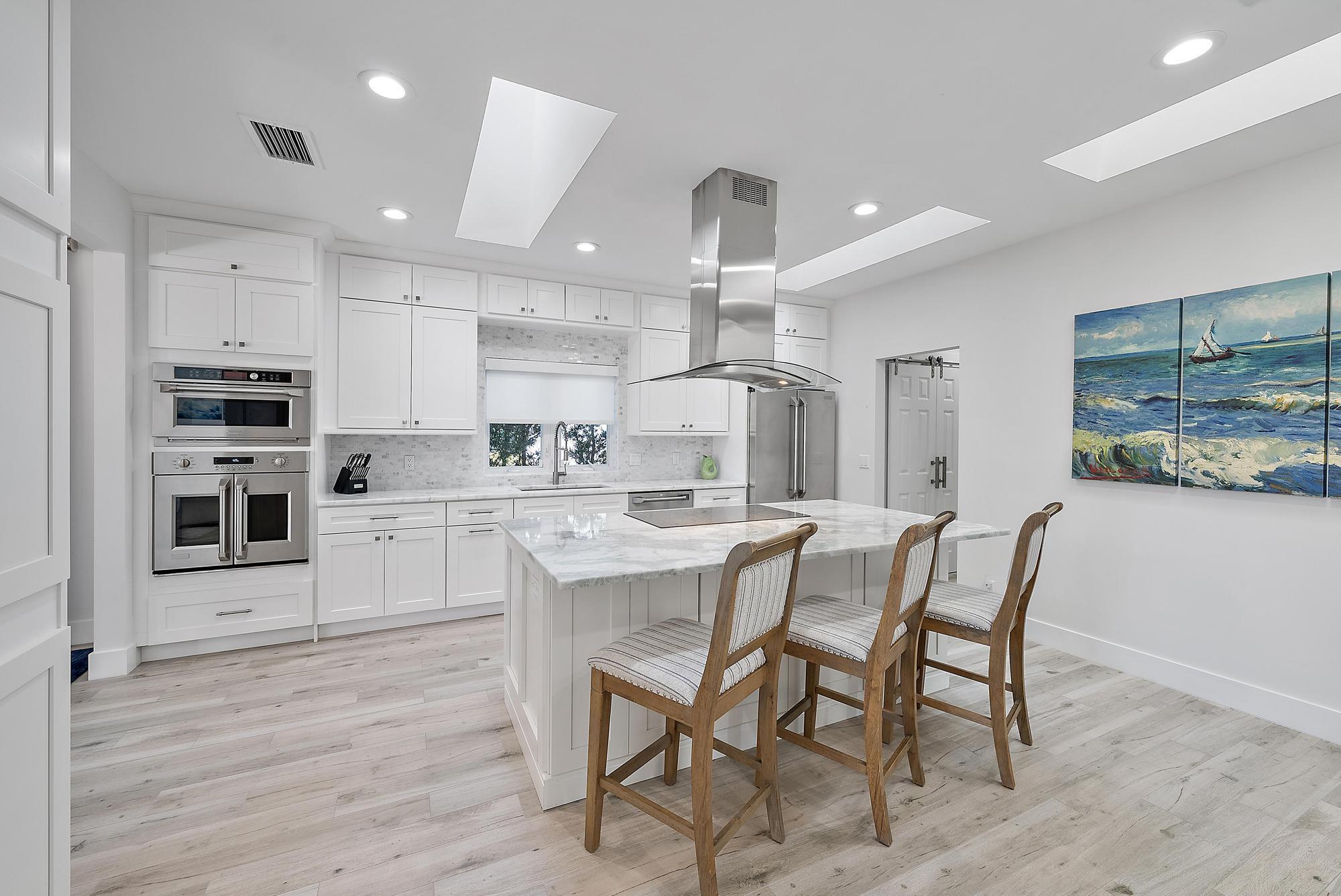 JUPITER HILLS VILLAGE - Residential
