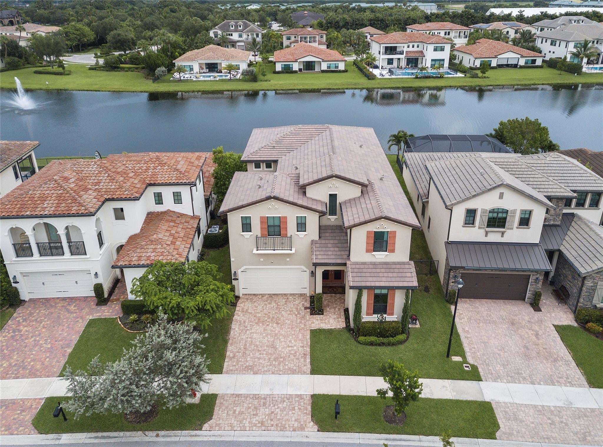 8484 GRAND PRIX Lane