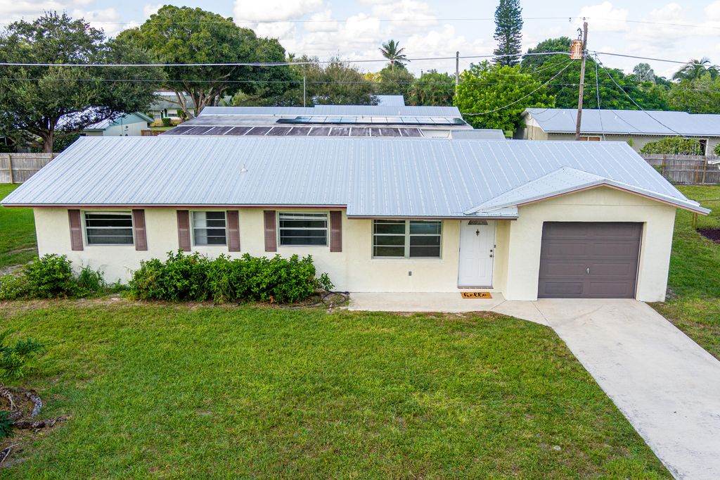Photo of 1340 SE Sandpiper Lane, Stuart, FL 34996 (MLS # R11031645)