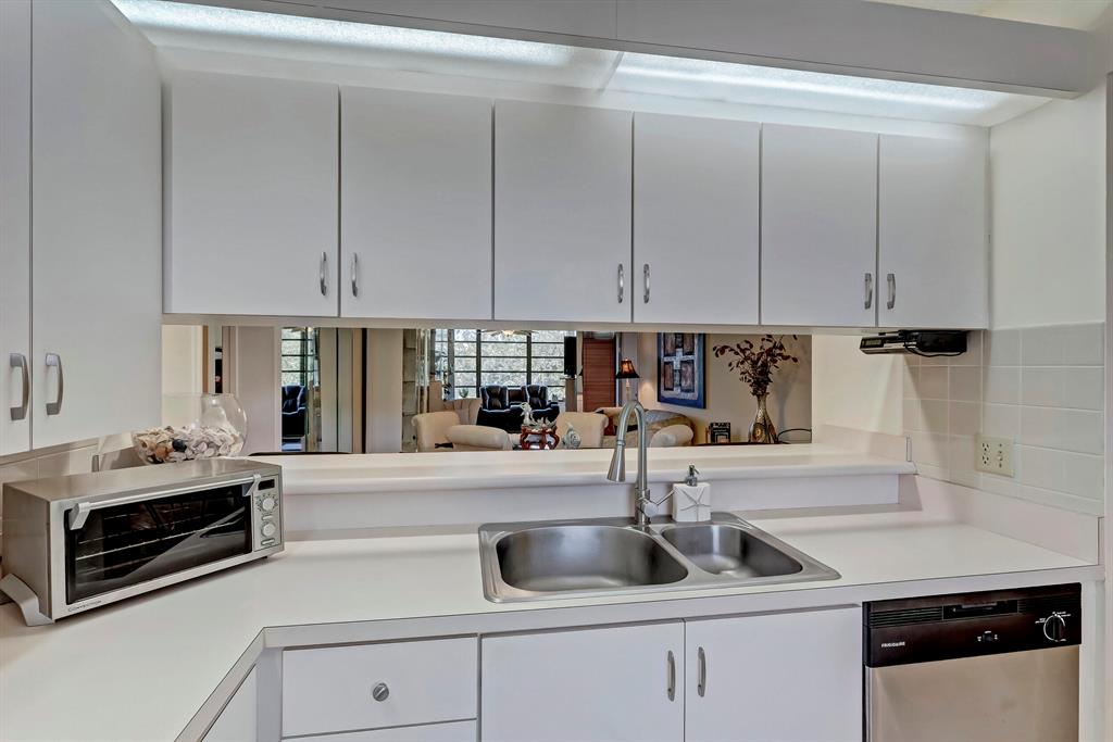 WHITEHALL CONDO OF THE LANDS OF THE PRESIDENT - Residential