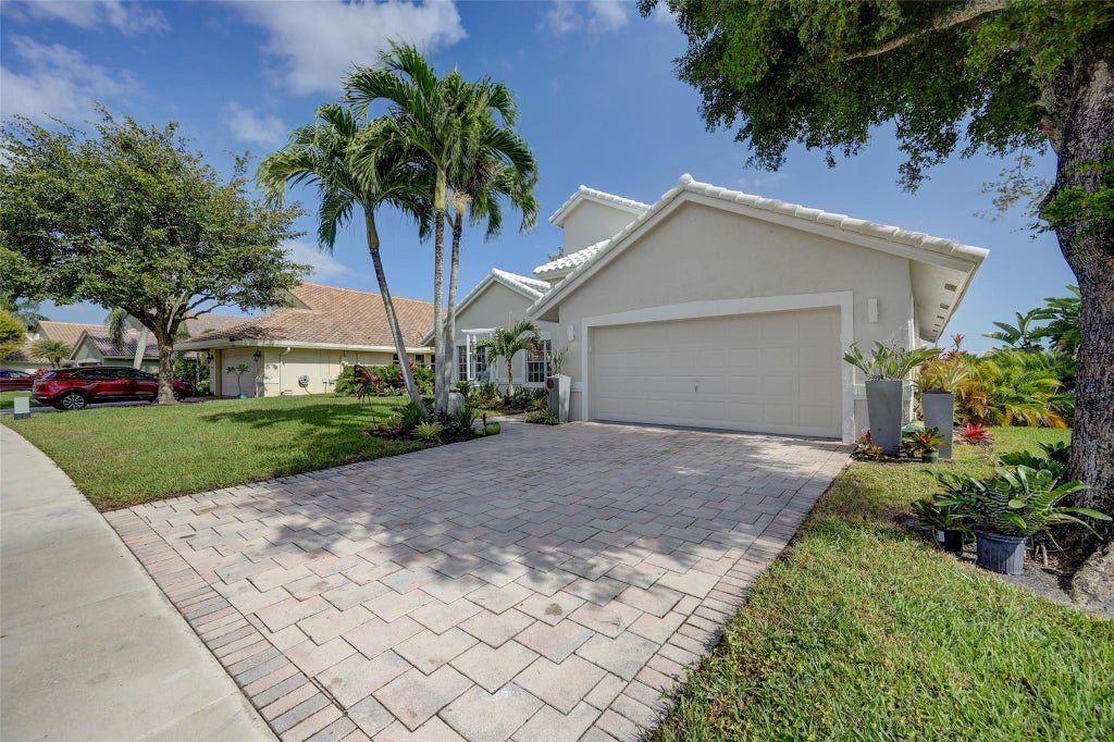 Photo of 6014 Golf Villas Drive, Boynton Beach, FL 33437 (MLS # F10531571)