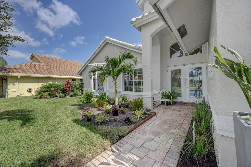 Photo of 6014 Golf Villas Drive, Boynton Beach, FL 33437 (MLS # F10531571)