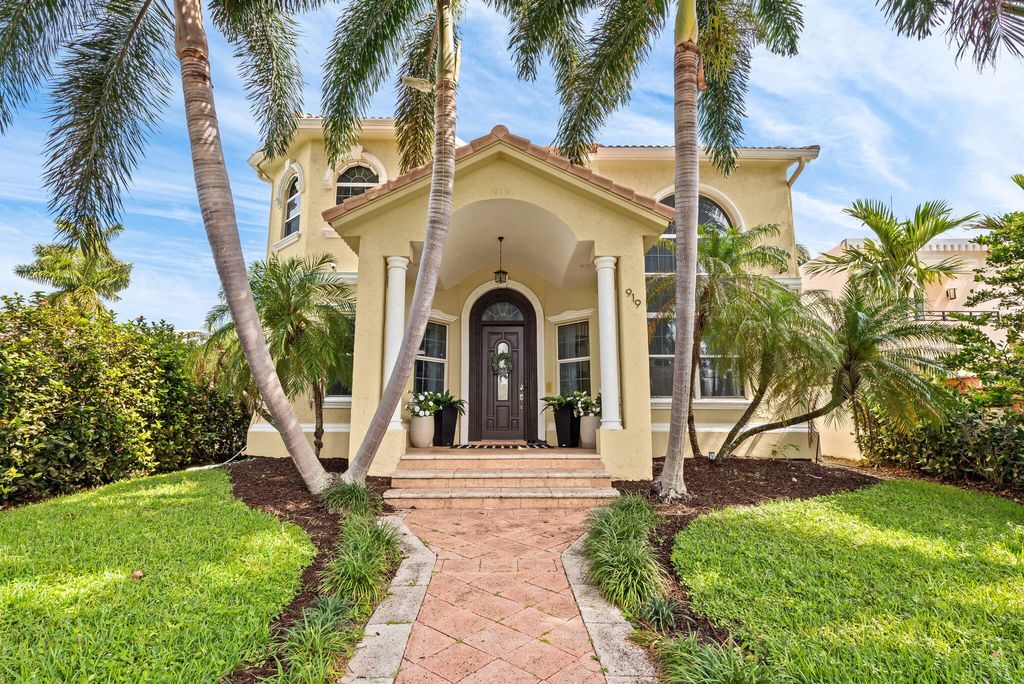 Photo of 919 Hollywood Boulevard, Hollywood, FL 33019 (MLS # B26028985)
