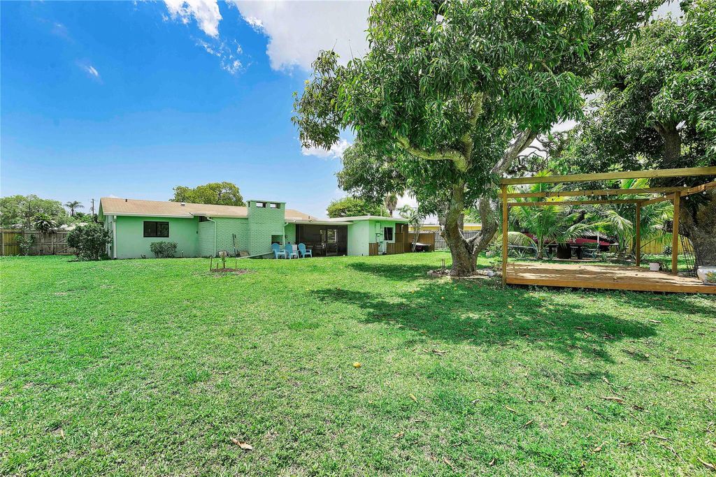 Photo of 1609 Nanette Ct, Lake Worth Beach, FL 33461 (MLS # F10503714)