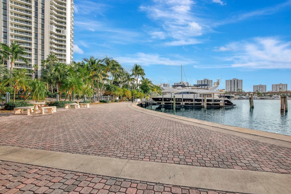 THE POINT - NORTH TOWER - Residential