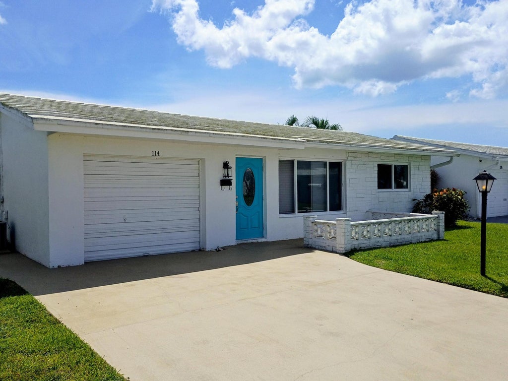 Photo of 114 SW 10TH Street, Boynton Beach, FL 33426 (MLS # B26078744)