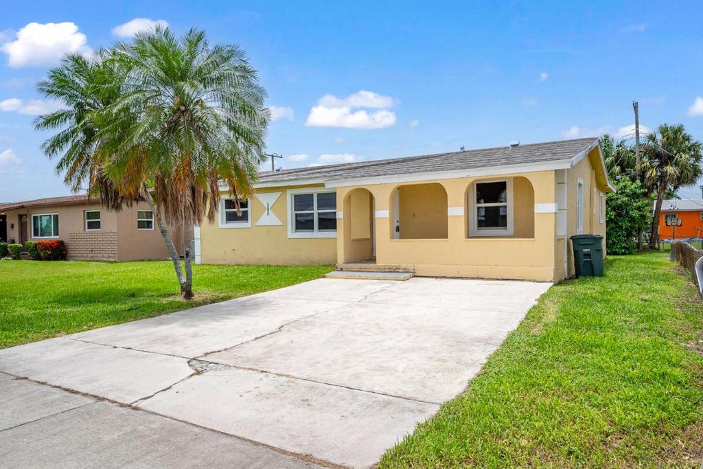 Photo of 580 SW 10th Street, Belle Glade, FL 33430 (MLS # R10996644)