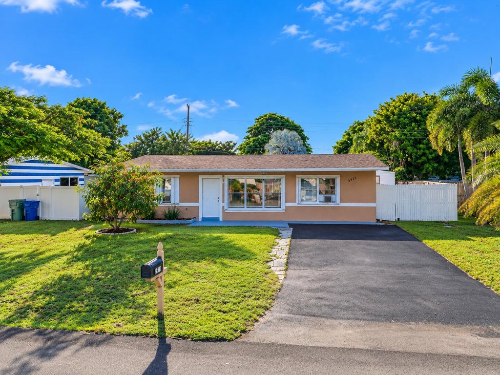 Photo of 2911 NE 11th Avenue, Pompano Beach, FL 33064 (MLS # B26091300)