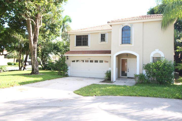 🌟 Elegant Living in the Heart of WellingtonExperience refined comfort in this 3-bedroom, 2.5-bath residence featuring a spacious 2-car garage and exclusive access to the community pool. Perfectly situated within a short stroll to fine dining, boutique shopping, and vibrant local amenities.
