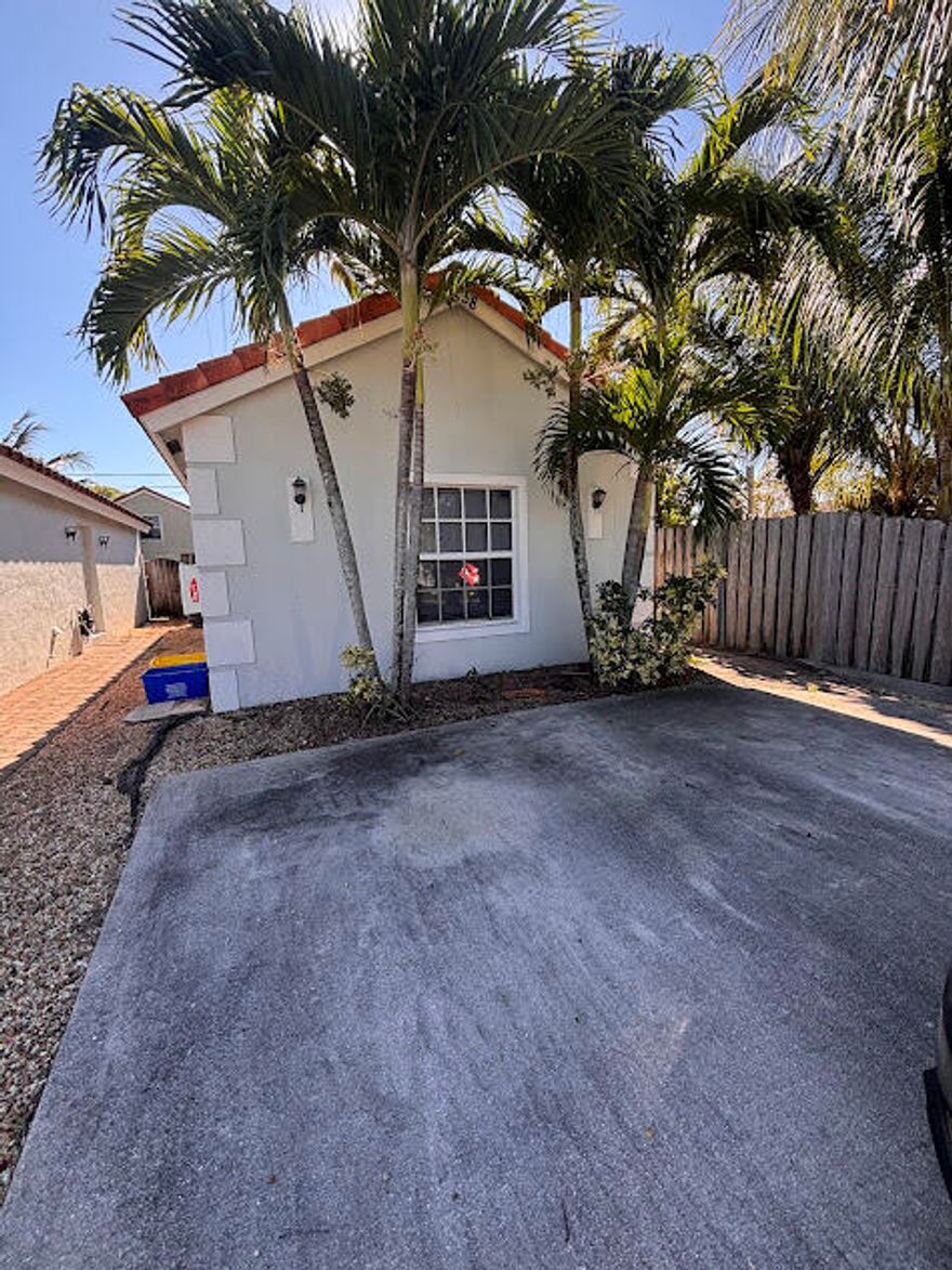 1/1 with a den/office (or bedroom). Unit style Single Family Home style one bedroom. Private yard tiled throughout and great condition.