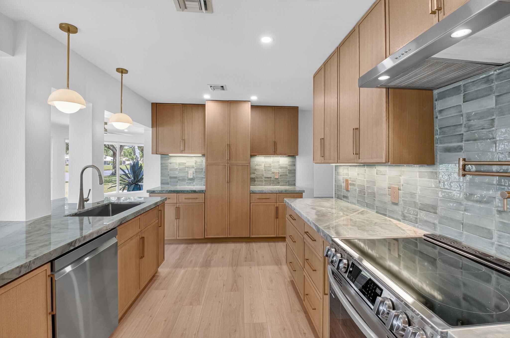 DELRAY DUNES - Residential