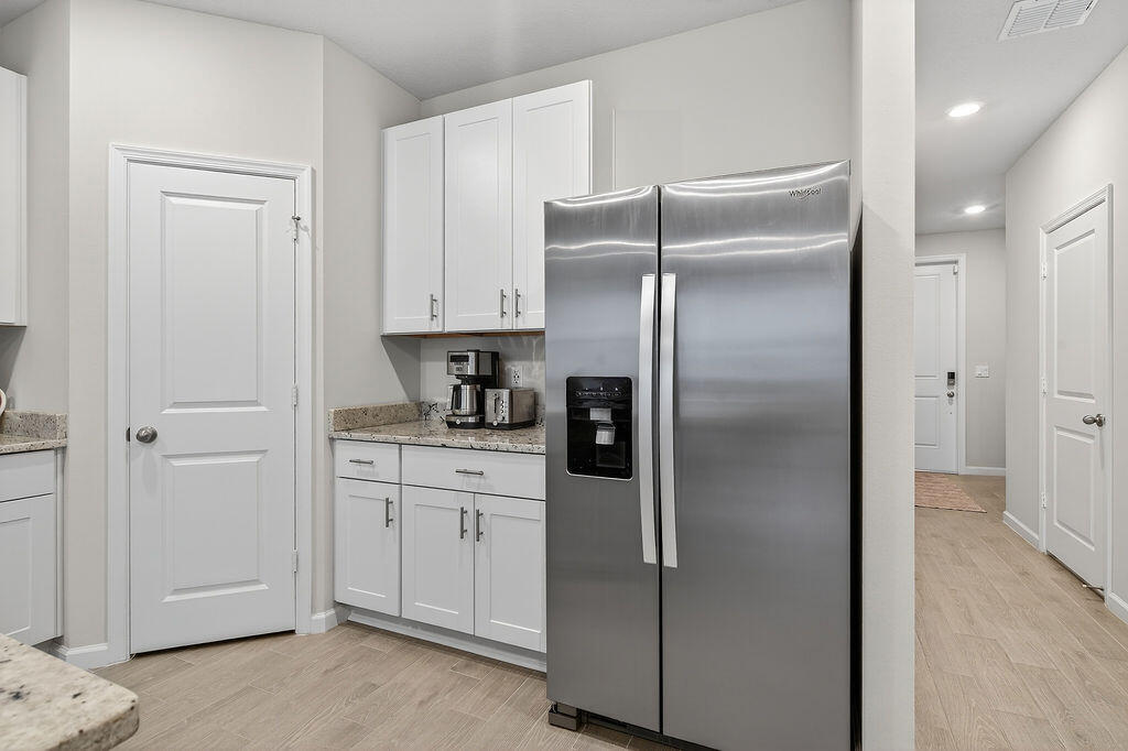 5696 SE Edgewater Circle