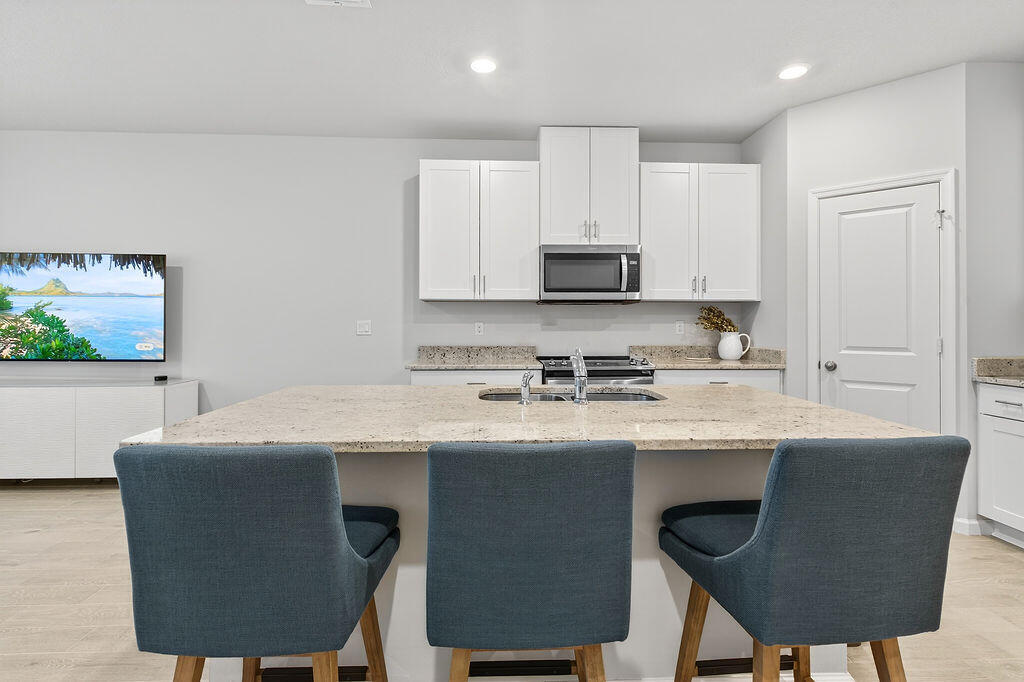 5696 SE Edgewater Circle