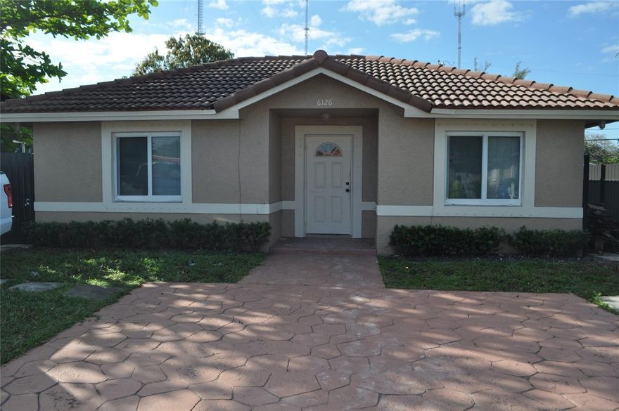 Centrally located house in a quiet neighborhood.  Borders on Broward and Dade County but situated in Broward County.  Close to stores, restaurants, supermarkets and shopping complexes.