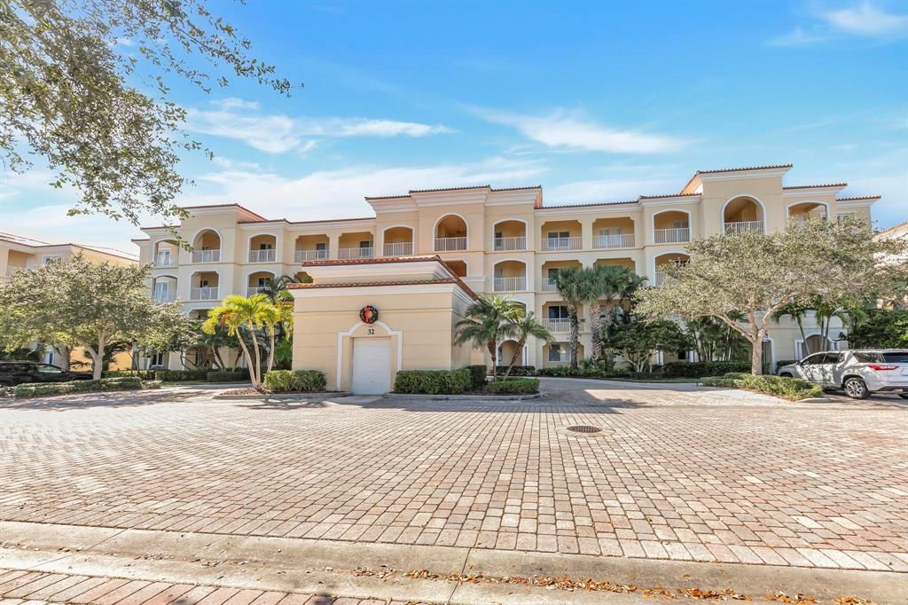 Photo of 32 Harbour Isle Drive W #301, Fort Pierce, FL 34949 (MLS # R10765855)