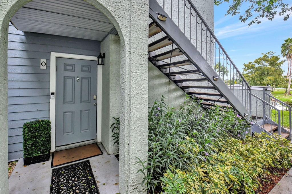 Photo of 1050 Crystal Way #O, Delray Beach, FL 33444 (MLS # R11048116)