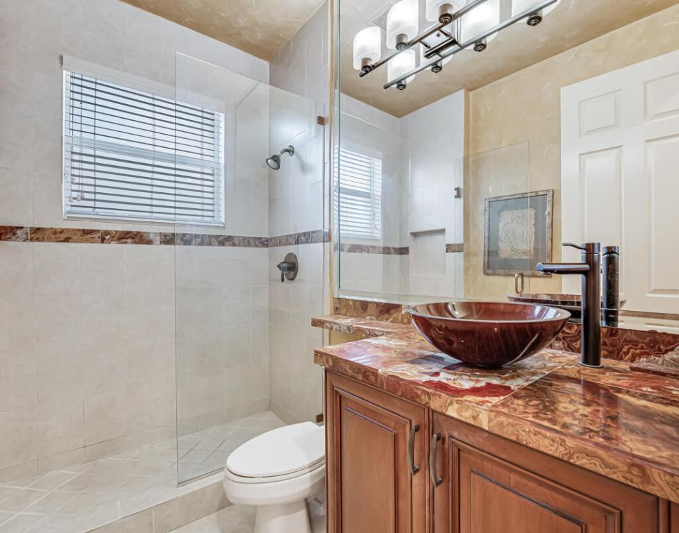 VALENCIA SHORES 3 - Residential