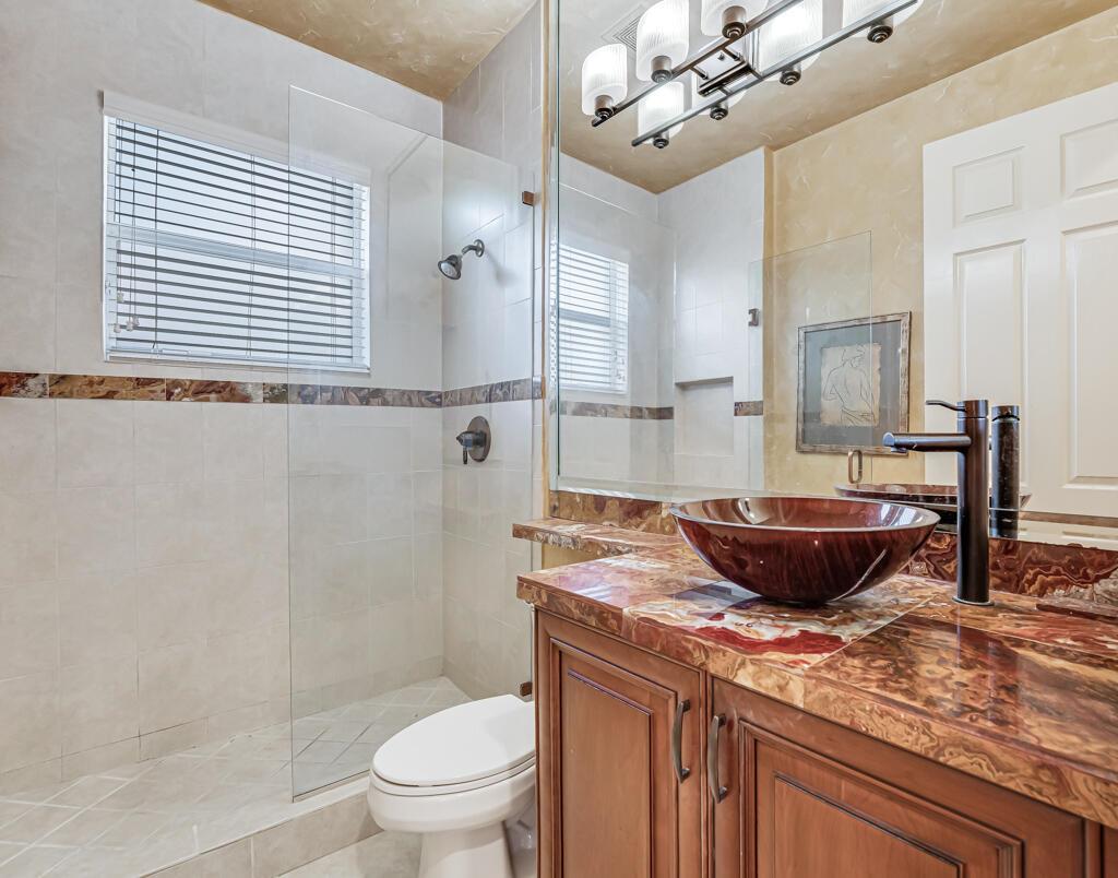 VALENCIA SHORES 3 - Residential