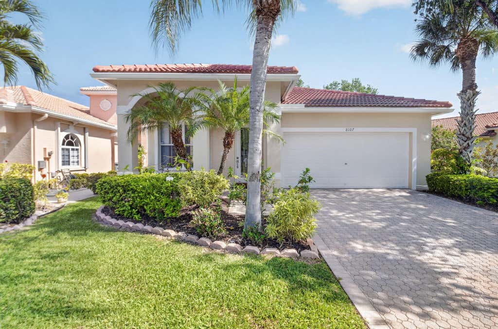 Photo of 8107 BELLAFIORE Way, Boynton Beach, FL 33472 (MLS # B26066856)