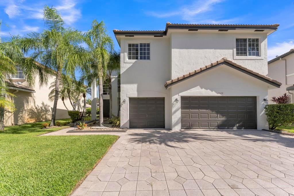 ALMOST 3300 SQ. FT OF GEOGEOUS & SPACIOUS LIVING SPACE FEATURING 5 BEDROOMS, 3 FULL BATHROOMS, 1 HALF BATH & 3 CAR GARAGE WITH HIGH CEILINGS. THE KITCHEN HAS GRANITE COUNTER TOPS & STAINLESS STEEL APPLIANCES. LARGE BREAKFAST AREA IN THE KITCHEN. THERE ARE SEPARATE LIVING, FAMILY & FORMAL DINING AREA. THE BACK YARD HAS A LARGE POOL WITH WATERFALL & A SITTING PATIO AREA.