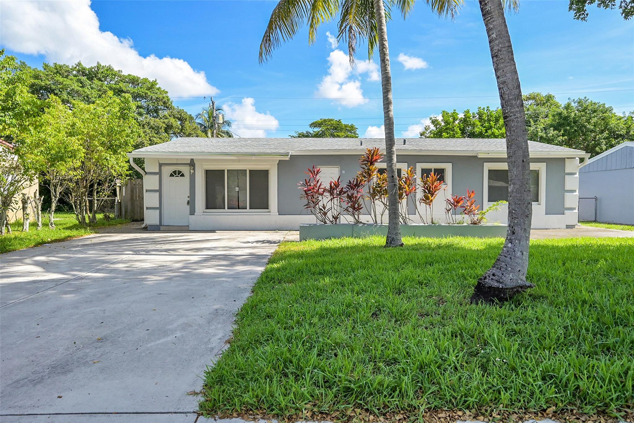 FOR RENT ! SPACIOUS SINGLE HOME WITH A LARGE BACK YARD, 3 BEDROOM 2 BATHROOM,KITCHEN OPEN LAYOUT , LAUNDRY ROOM . CENTRALY LOCATED IN NORTH LAUDERDALE . READY TO MOVE IN.
CREDIT SCORE REQUIRED 650