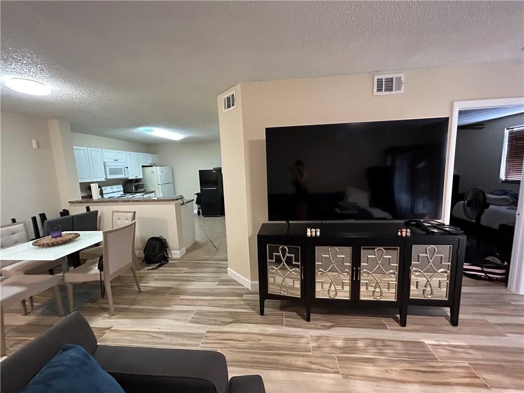 GRAND OASIS - Residential Lease