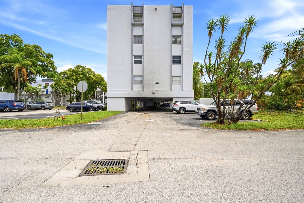 Photo of 7541 NW 16th Street #1211, Plantation, FL 33313 (MLS # B26060157)