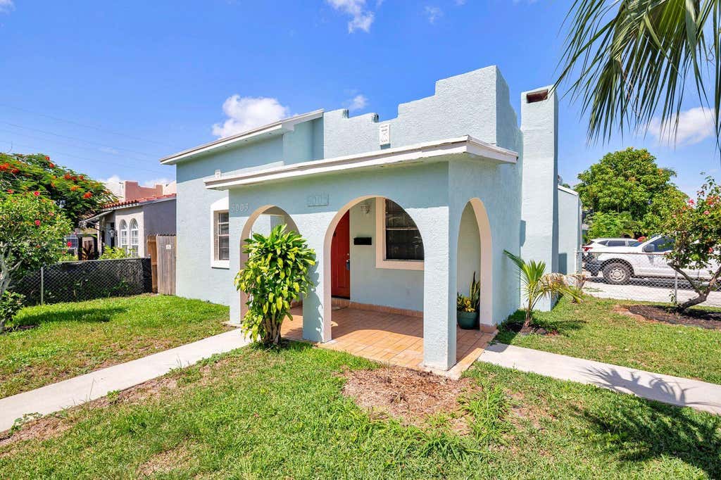 Photo of 5003 Garden Avenue, West Palm Beach, FL 33405 (MLS # B26055566)