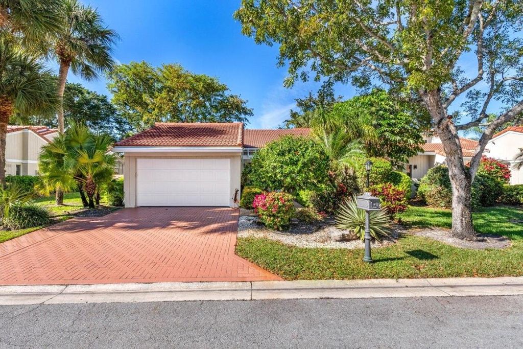 Photo of 19 Glens Drive W, Boynton Beach, FL 33436 (MLS # R11074152)