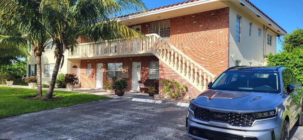 Photo of 5240 NE 14th Way #5, Fort Lauderdale, FL 33334 (MLS # B26010870)