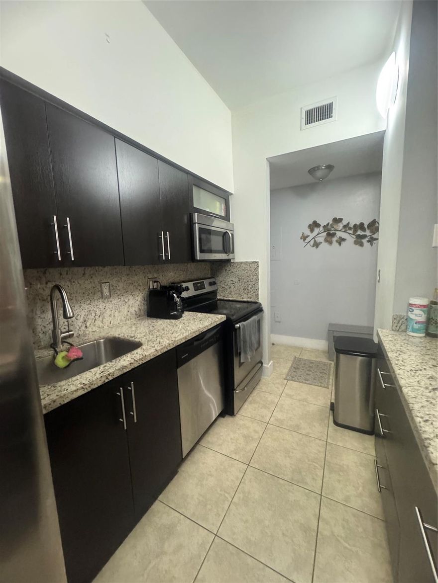 Great spacious well maintained 2bedroom -2 bath condo in the heart of Hialeah. quick access to major highways,
 dining, shopping,Hospitals,and more. 2 assigned parking spaces.