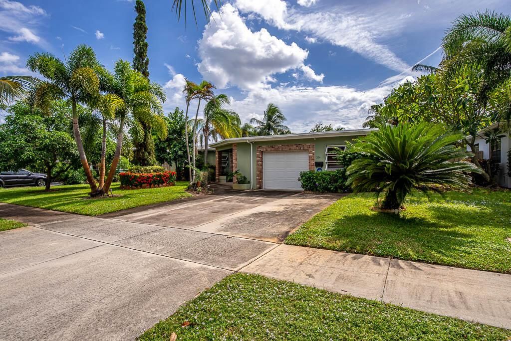 Photo of 314 SW 3rd Avenue, Boynton Beach, FL 33435 (MLS # R11132537)