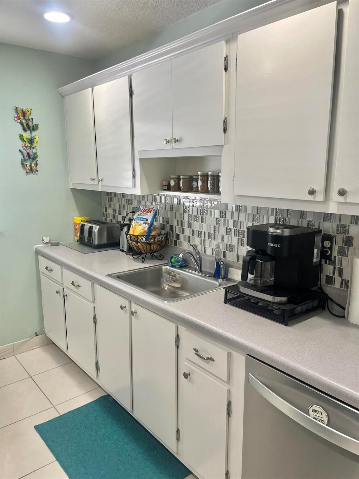 2100 SW Lake Circle Drive 109, Boynton Beach, FL, 33426/$190,000 3 2100 SW Lake Circle Drive 109
