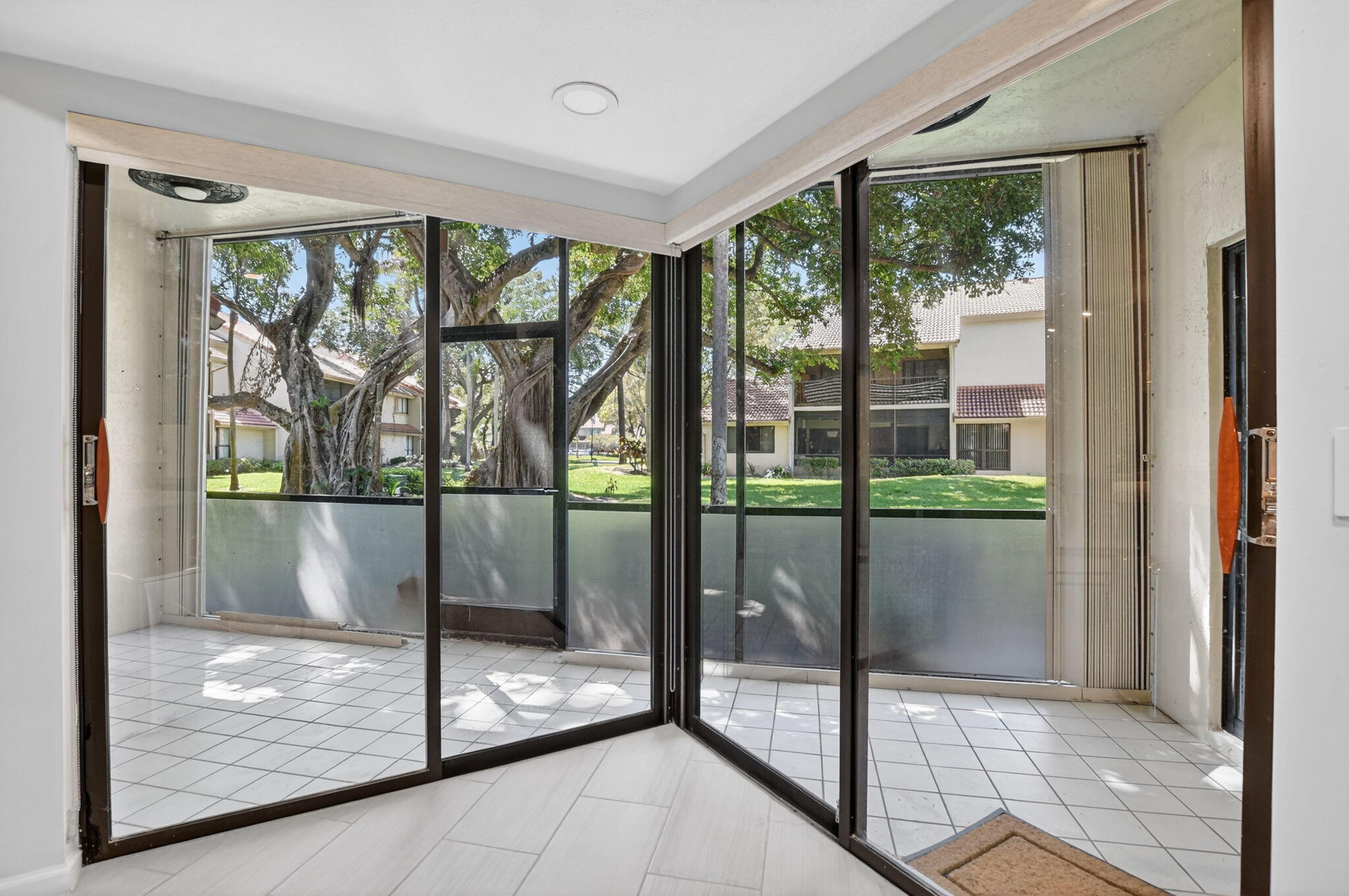 COACH HOUSES OF TOWN PLACE CONDO - Residential