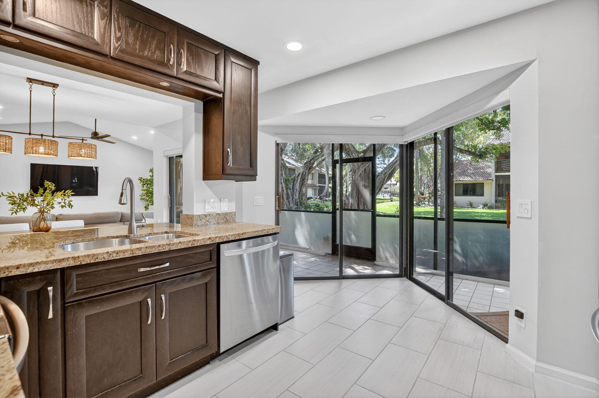 COACH HOUSES OF TOWN PLACE CONDO - Residential