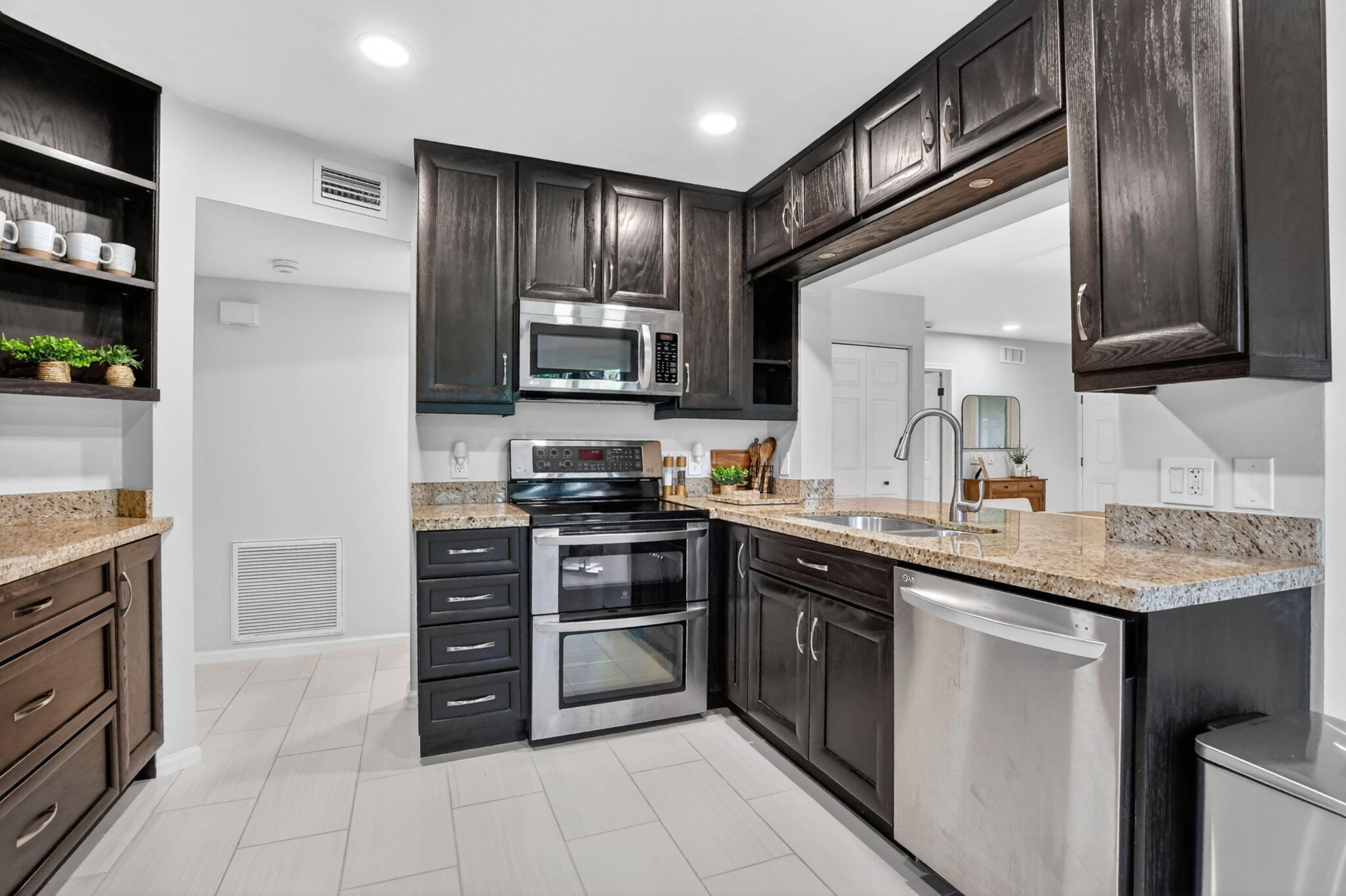 COACH HOUSES OF TOWN PLACE CONDO - Residential