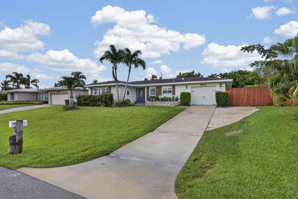 Photo of 3854 BUTTERCUP Circle S, Palm Beach Gardens, FL 33410 (MLS # B26061903)