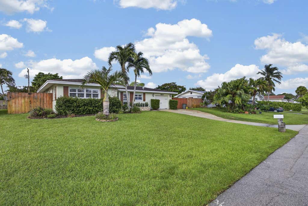 Photo of 3854 BUTTERCUP Circle S, Palm Beach Gardens, FL 33410 (MLS # B26061903)