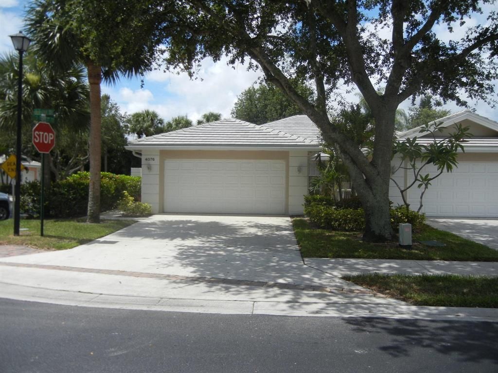 Photo of 4076 Old Oak Drive, Palm Beach Gardens, FL 33410 (MLS # R10726314)